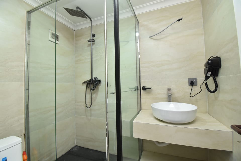 Deluxe Apartment, 3 Bedrooms, Balcony, City View | Bathroom | Towels, soap, shampoo, toilet paper