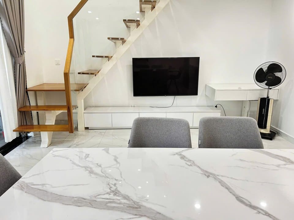 Superior Studio Suite, Balcony, Garden View | Dining