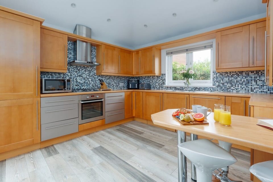 Benefitting from an integrated washing machine and dishwasher, this kitchen comes fully equipped