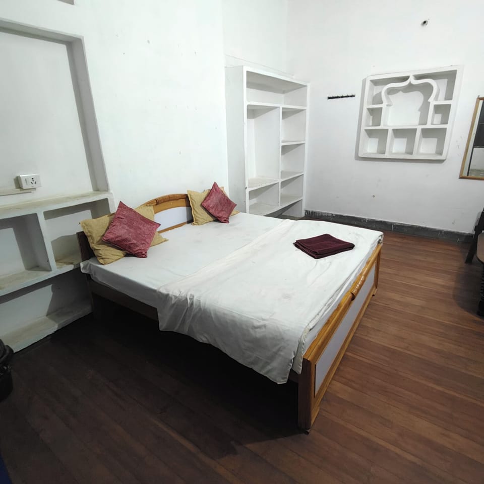 Single Room | Desk, WiFi (free)