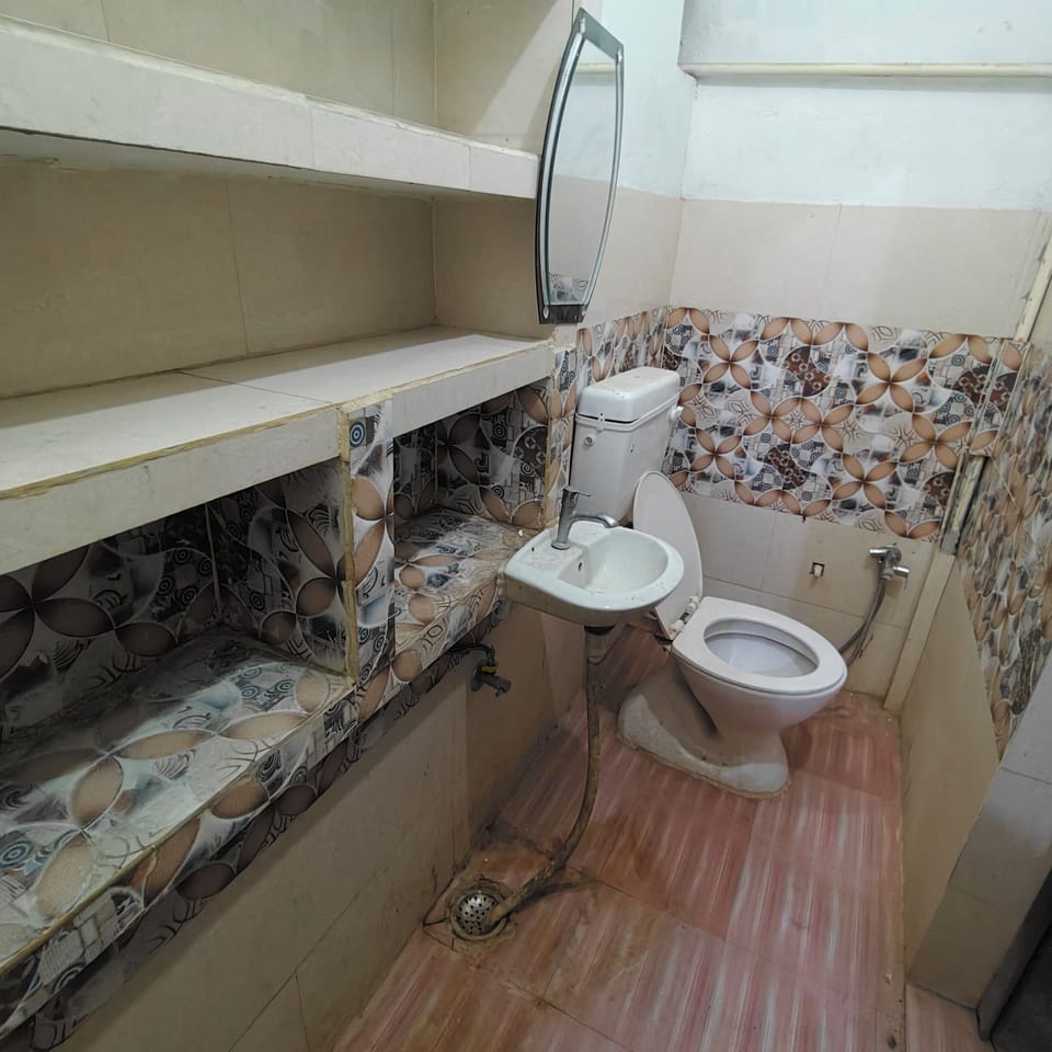 Single Room | Bathroom | Shower, towels, soap