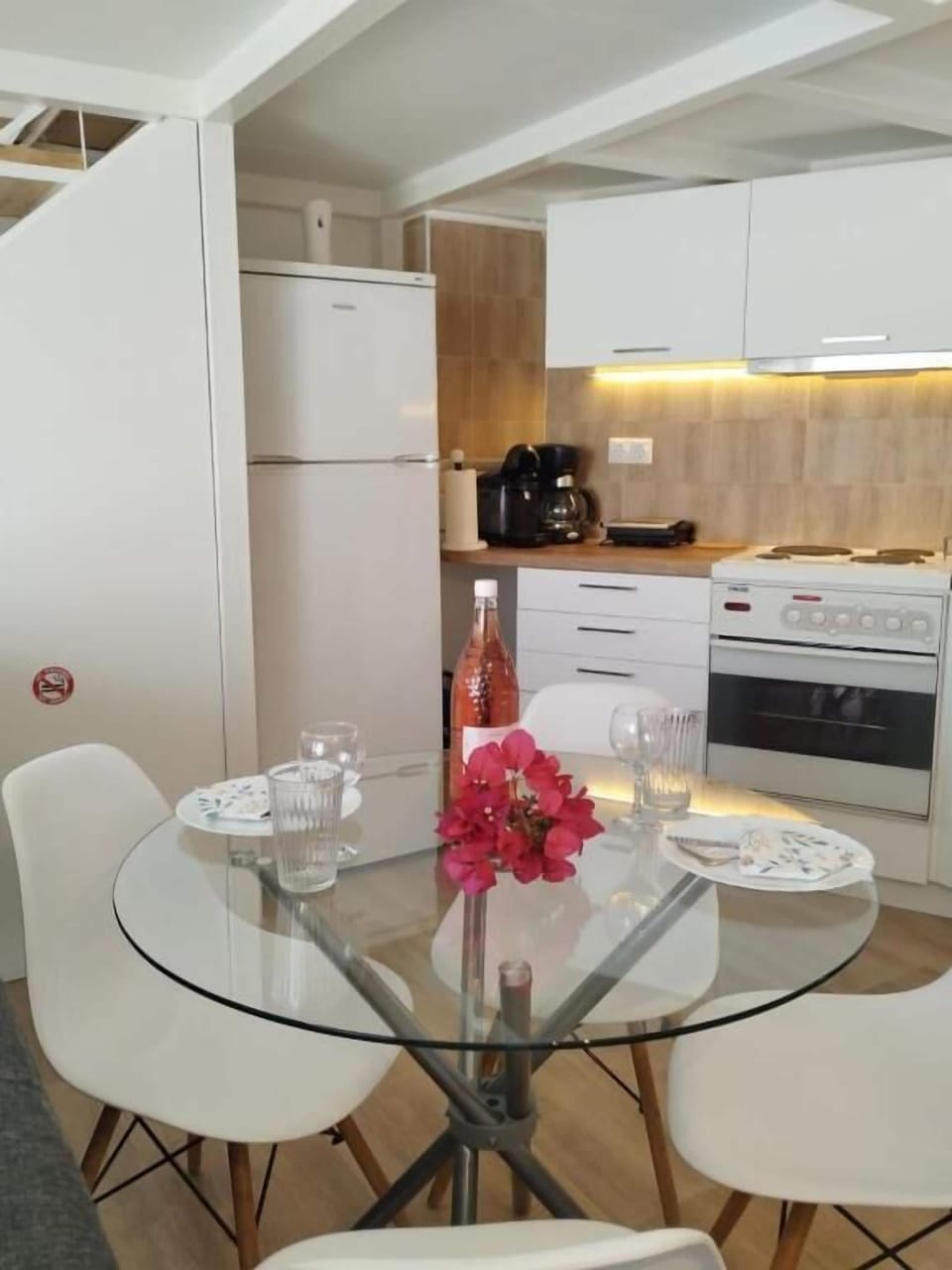 Deluxe Apartment, City View | Private kitchen | Fridge, oven, stovetop, cookware/dishes/utensils