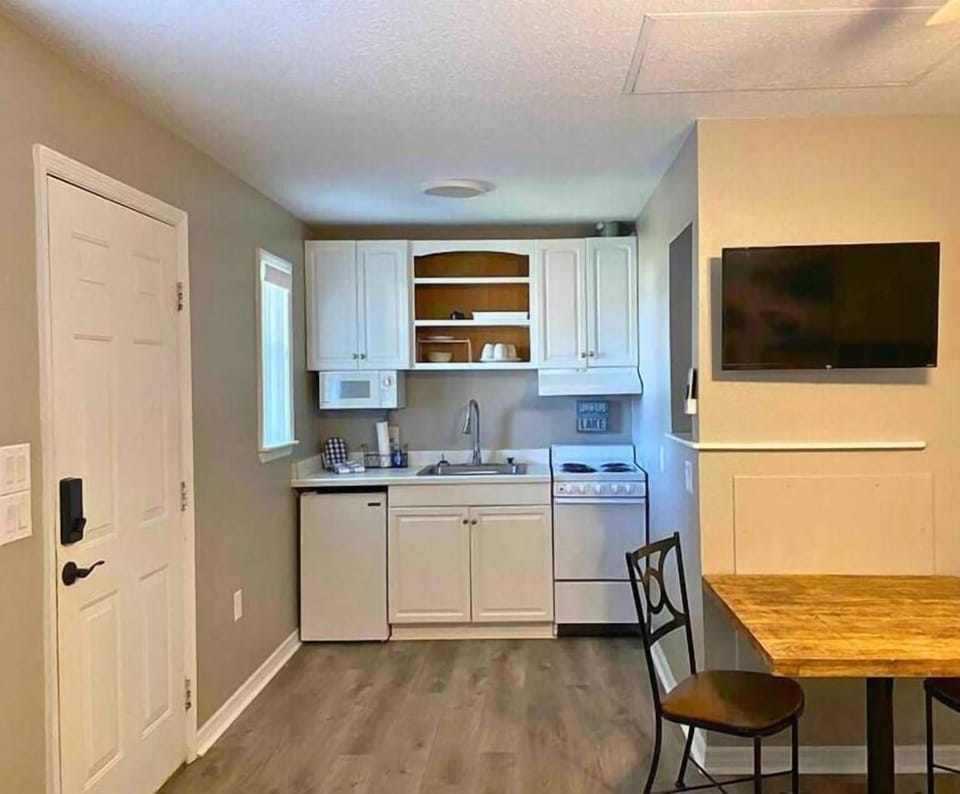 Economy Cottage, Patio, Courtyard View | Private kitchen