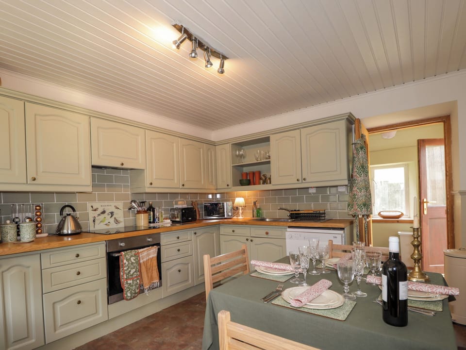 Dishwasher, cookware/dishes/utensils