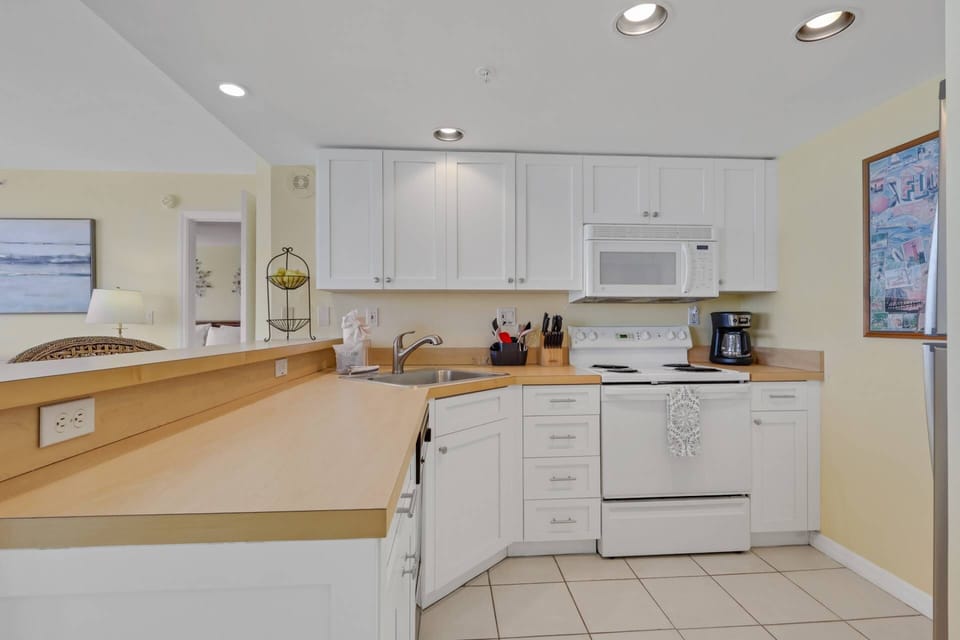 Whether preparing a quick breakfast before a beach days or a relaxed dinner after sunset, the well equipped kitchen has everything you should need.