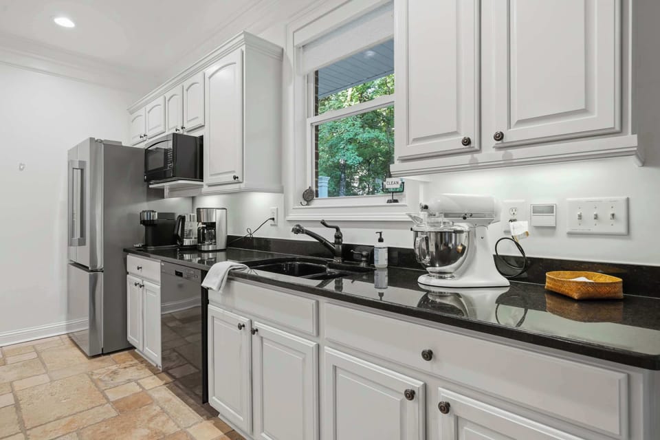 Chef’s Dream Kitchen – Fully stocked with high-end appliances and plenty of cabinetry, making cooking a breeze.

