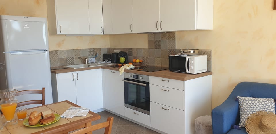 Comfort Apartment, Sea View | Private kitchen