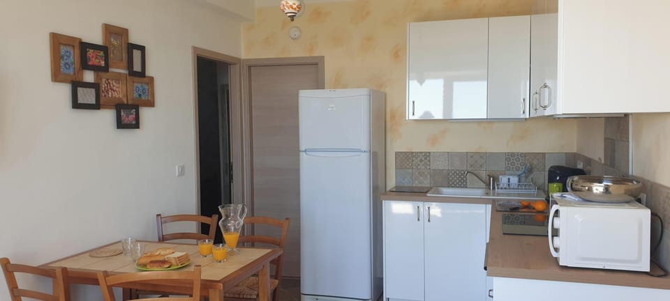 Comfort Apartment, Sea View | Private kitchen