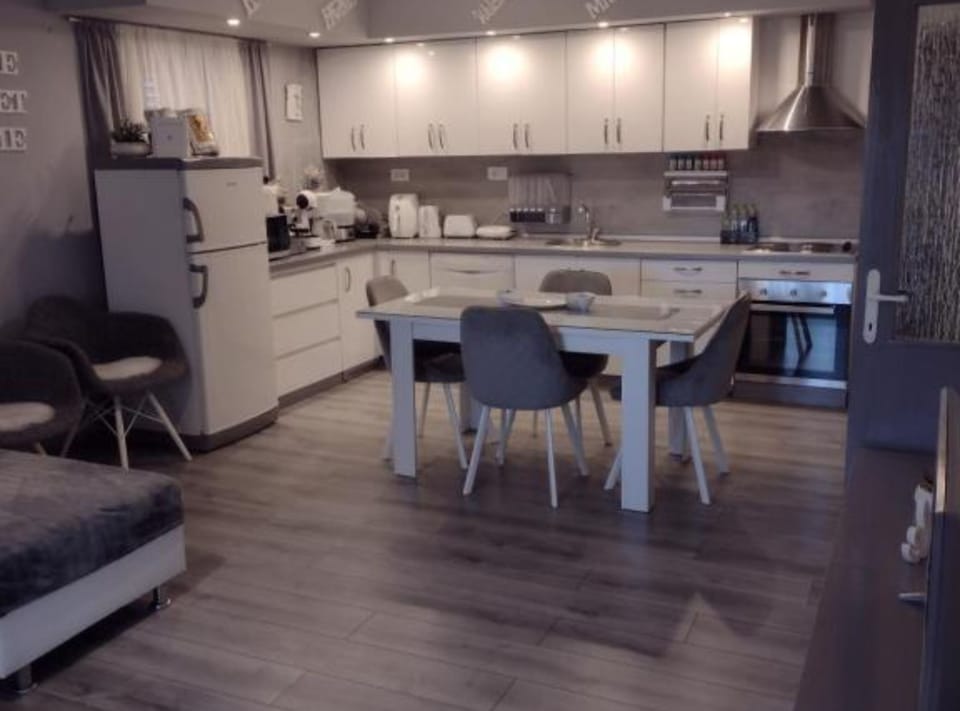 Apartment (Three Bedroom Apartment with Hot Tub) | Dining room