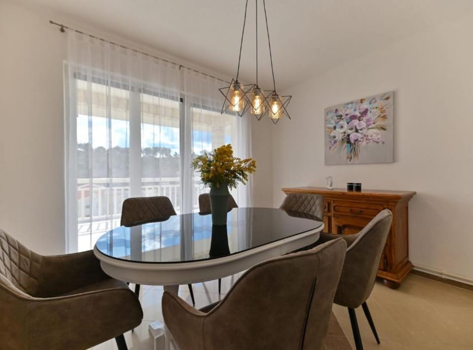 Apartment (Deluxe Three Bedroom Apartment with B) | Dining room