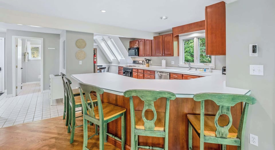 Kitchen island with bar seating for four