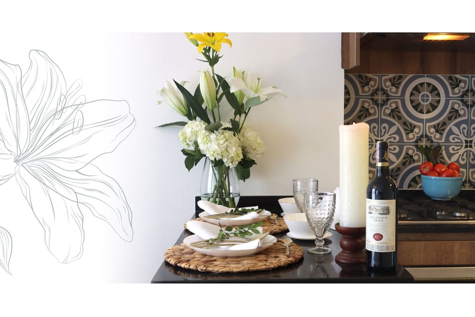 Refined décor with warm tones, natural textures and elegant details.