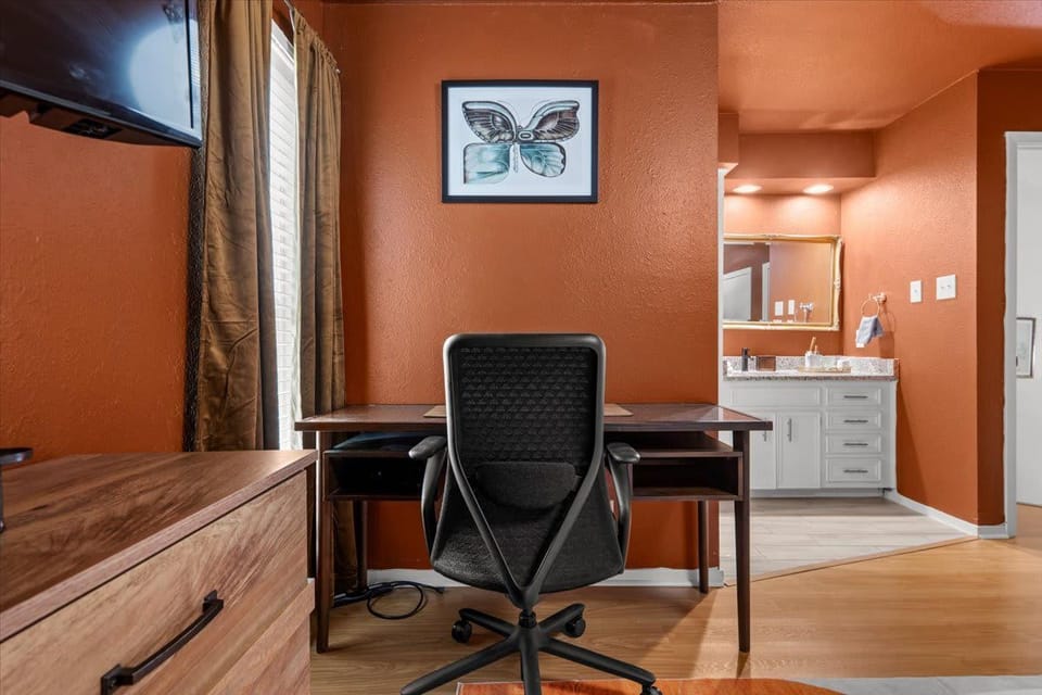 Your ideal workspace for quick remote check-ins. 💻