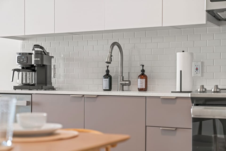 Modern kitchen with everything you need to cook at home.