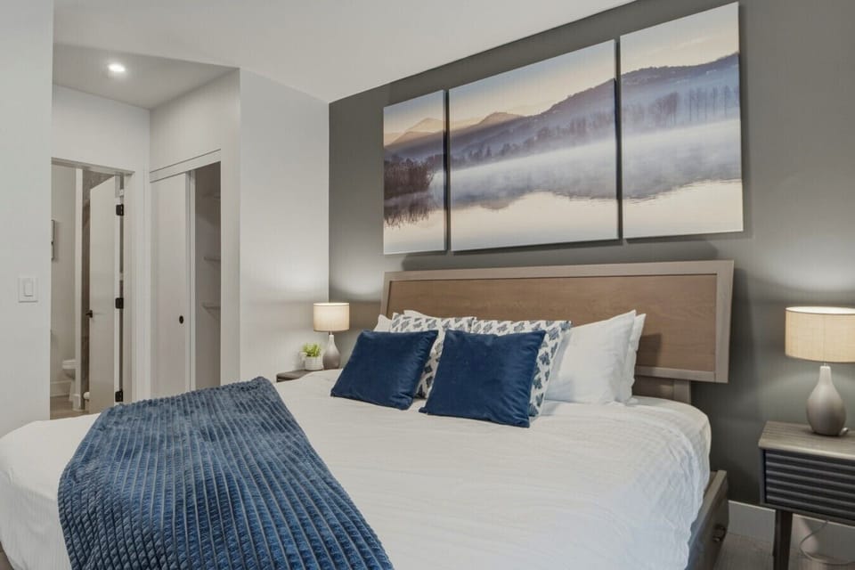 Primary bedroom - king bed - ensuite