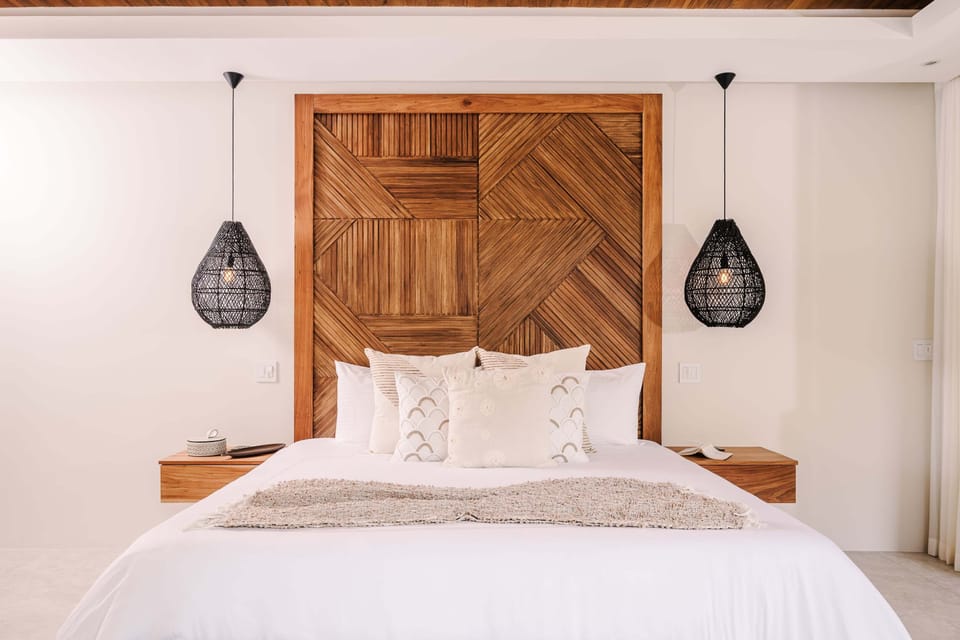 Master Suite 2: King Bed, AC - Level 2