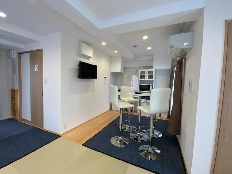 Standard Quadruple Room, Non Smoking, Private Bathroom | Dining