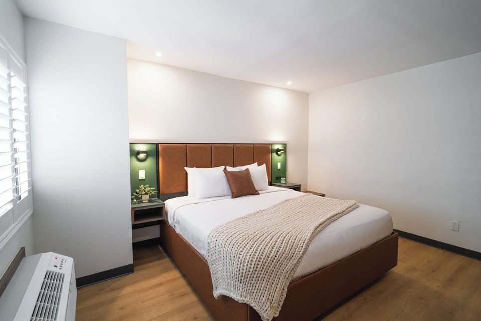 Deluxe Single Room, 1 King Bed, Non Smoking | WiFi (free), bed sheets