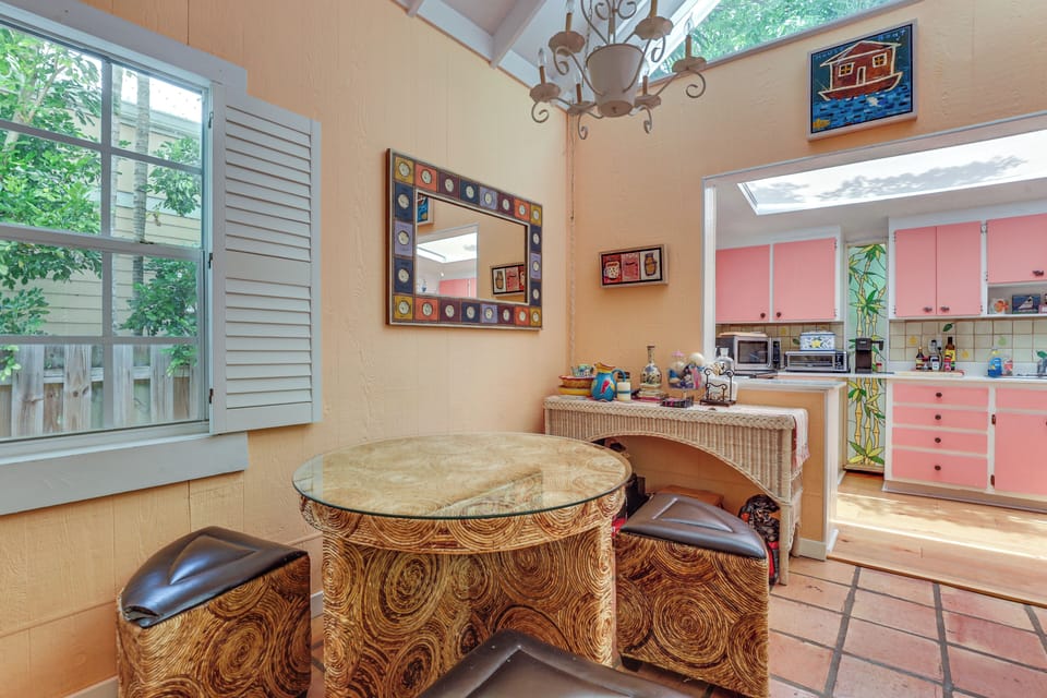 Dining Area | Dishware/Flatware Provided