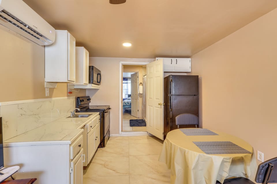 Dining Area | Dishware/Flatware Provided