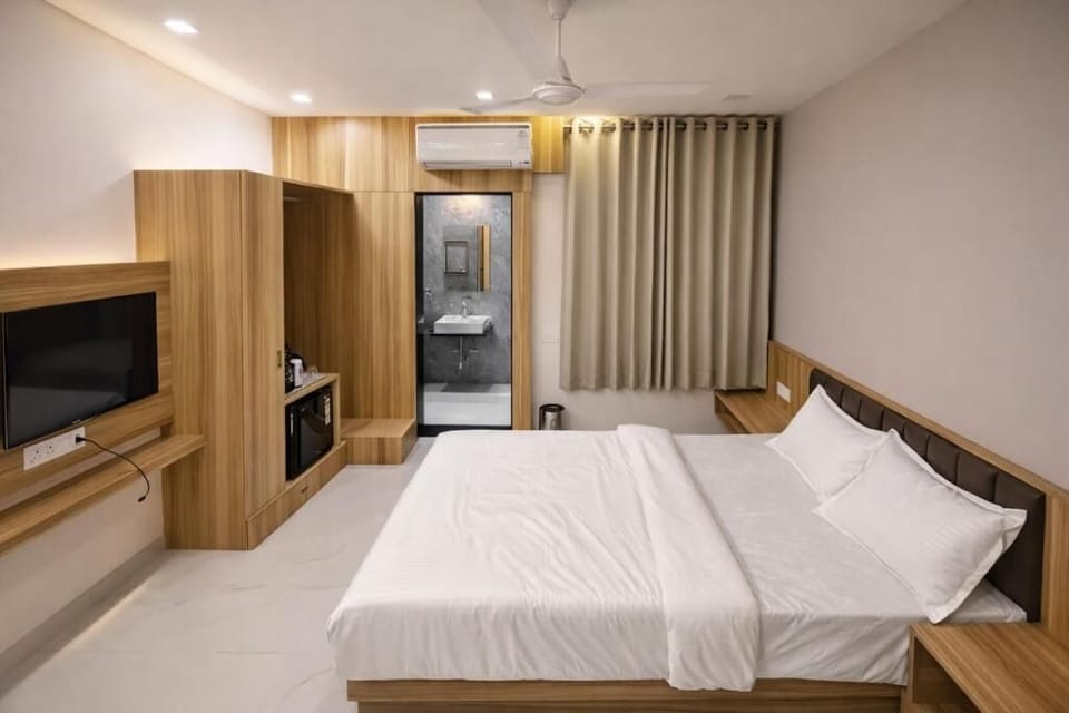 Deluxe Double Room, City View | Desk, laptop workspace, WiFi (free)