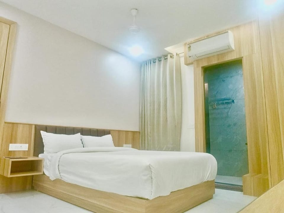 Deluxe Double Room, City View | Desk, laptop workspace, WiFi (free)