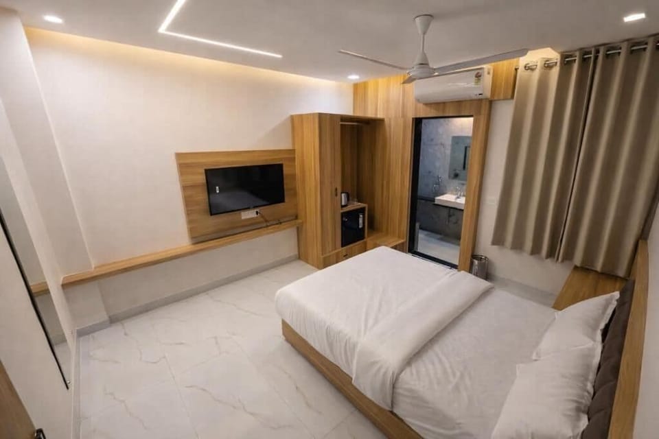 Desk, laptop workspace, WiFi (free)