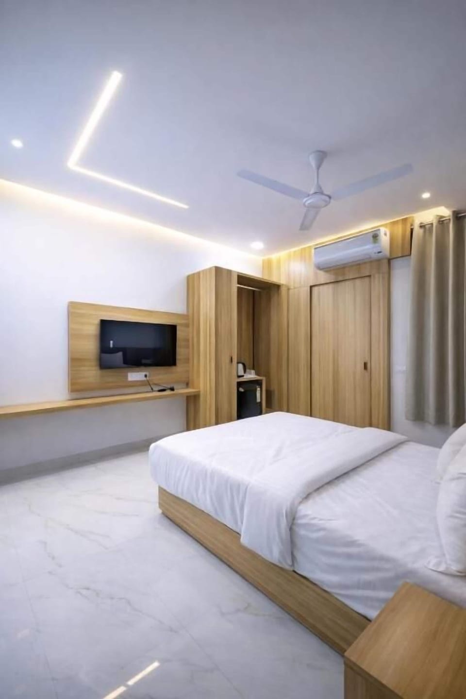 Desk, laptop workspace, WiFi (free)