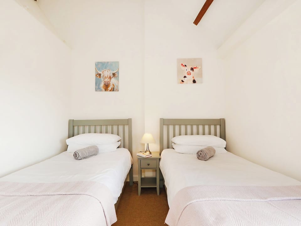 Twin bedroom | Byre - North Hill Cottages, Barnstaple