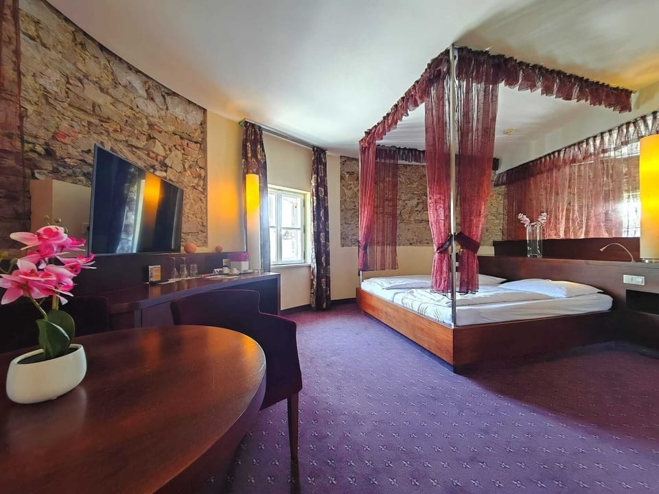 Turm Suite | Minibar, in-room safe, desk, blackout drapes