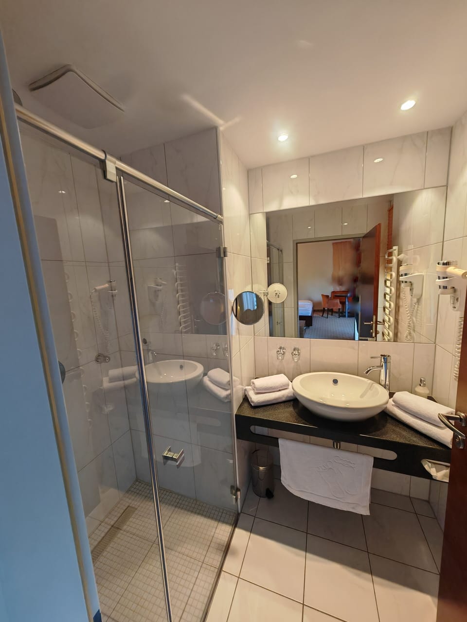 Horner Schloss Suite | Bathroom | Hair dryer, towels, soap, shampoo
