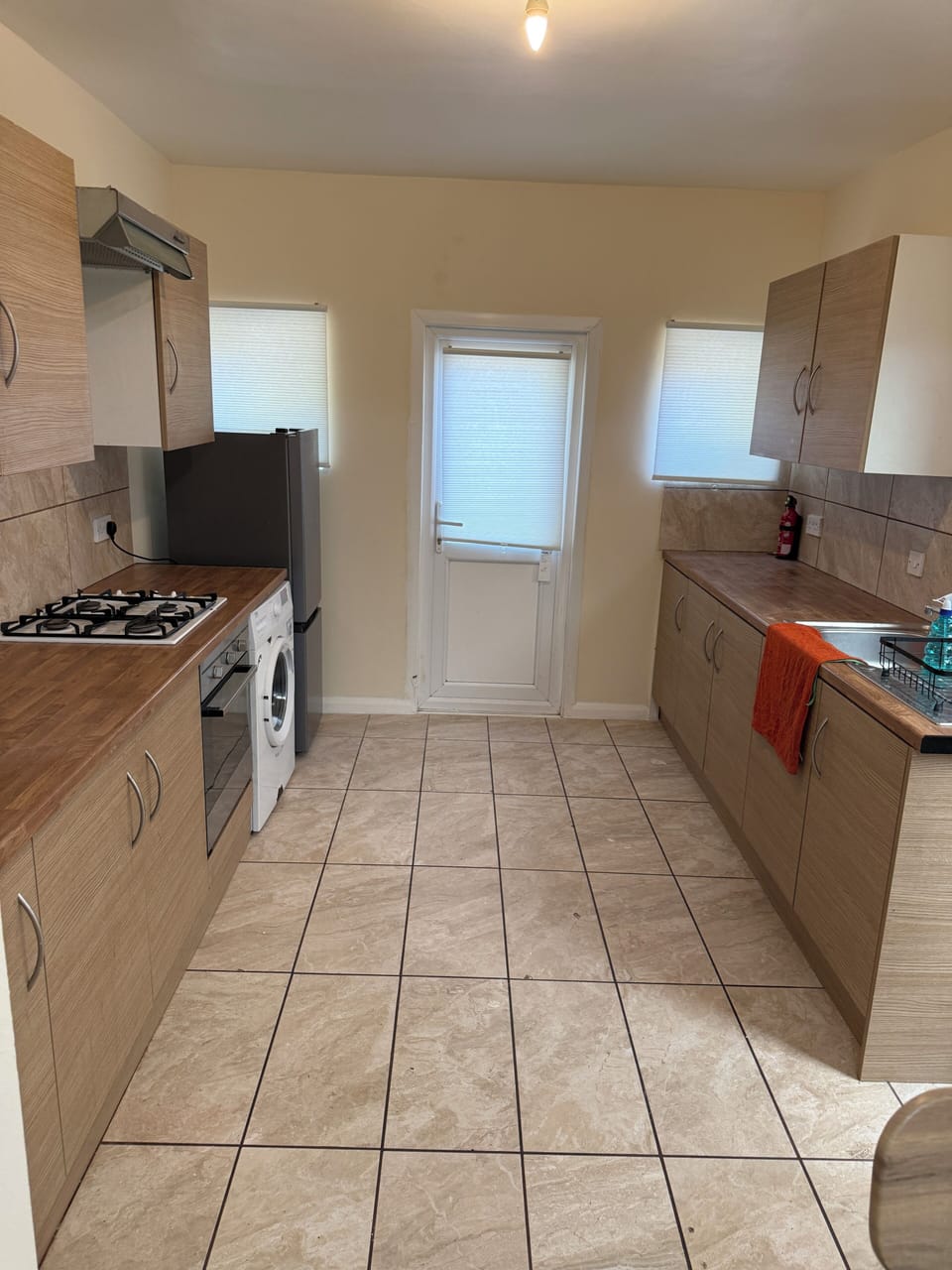 Full-size fridge, microwave, oven, stovetop