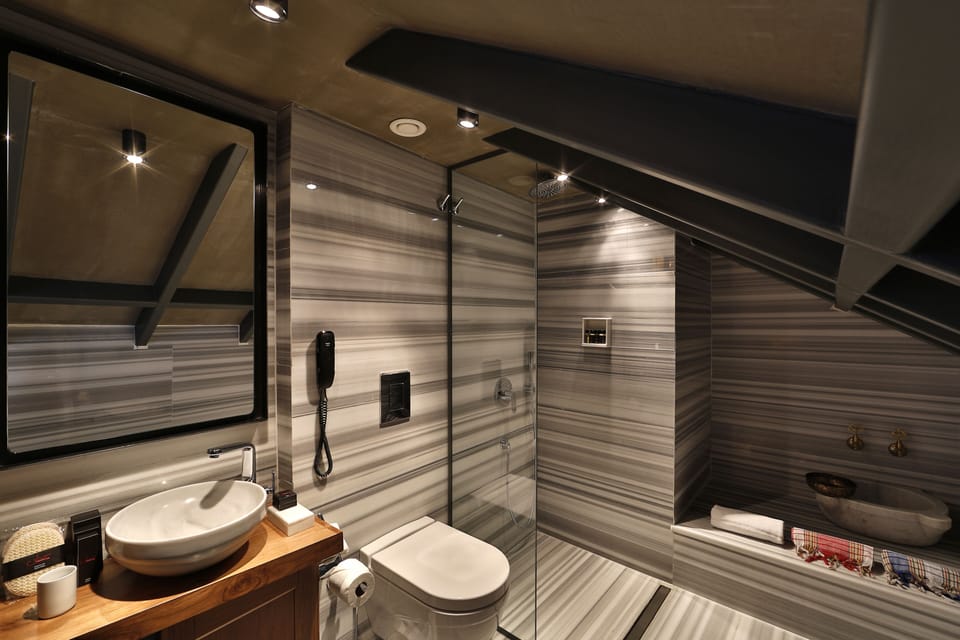 Penthouse Suite | Premium bedding, minibar, in-room safe, desk