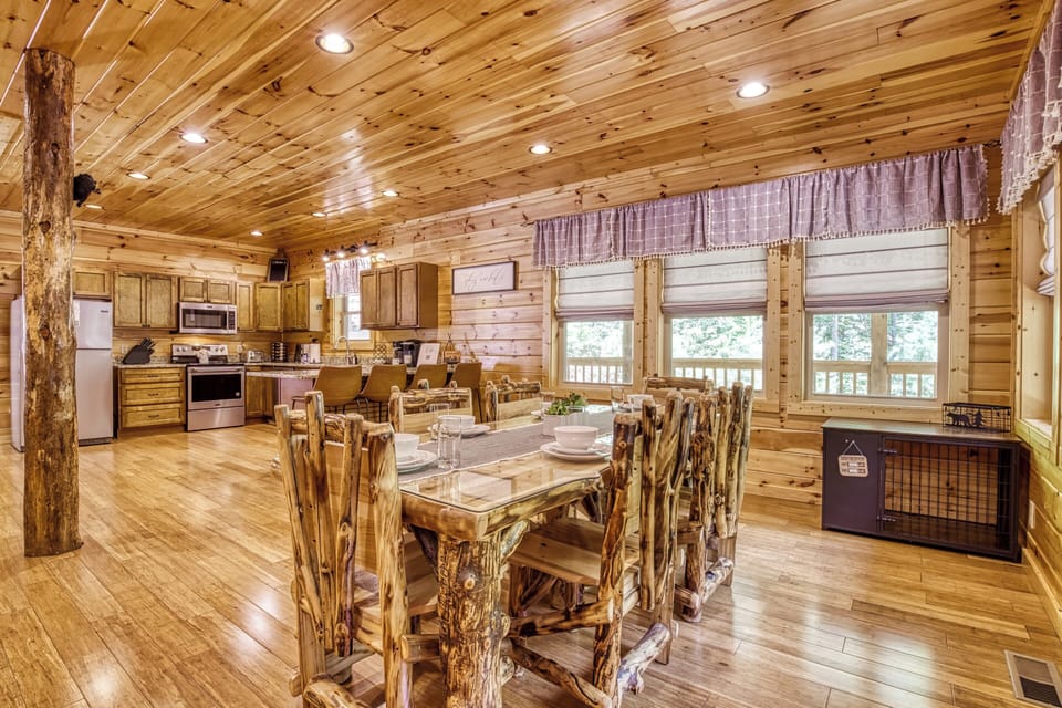 Pigeon Forge Pet Friendly Cabin "Woodness Gracious" - Dining area and fully furnished kitchen