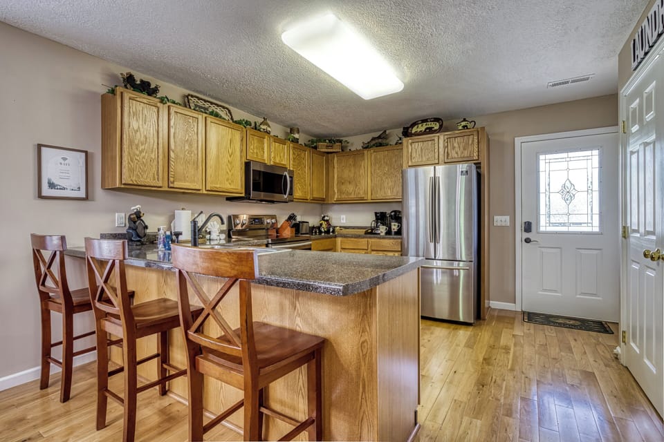 Pet Friendly Vacation Rental in Pigeon Forge "Riverstone Retreat" - Fully furnished kitchen