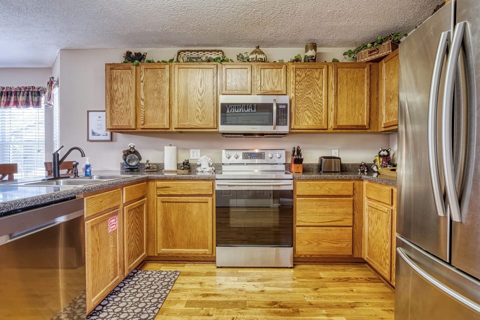 Pet Friendly Vacation Rental in the Smoky Mountains "Riverstone Retreat" - Fully furnished kitchen with stainless steel appliances