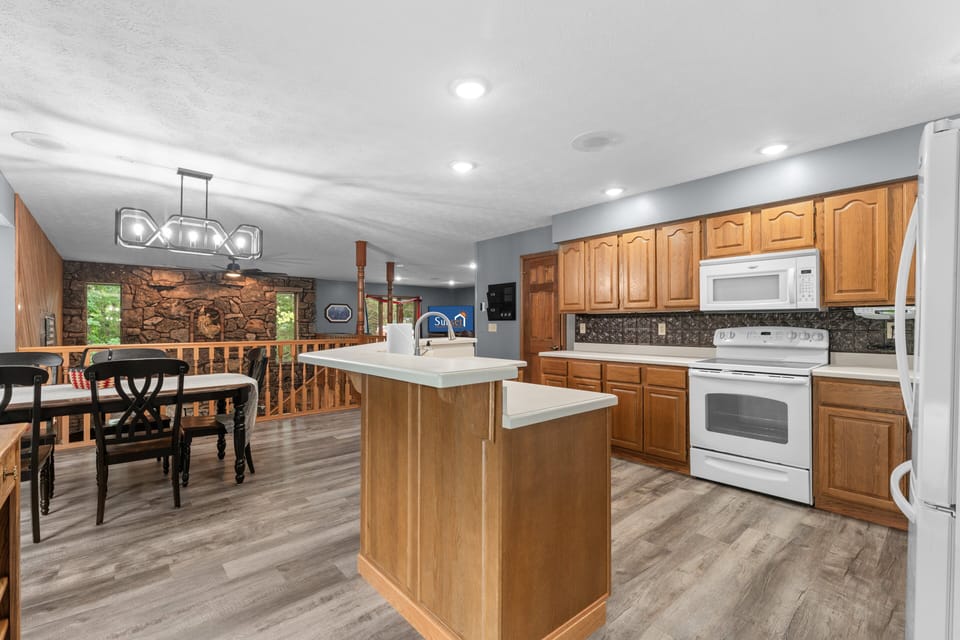 House, 6 Bedrooms | Private kitchen | Coffee/tea maker, fridge, oven, toaster