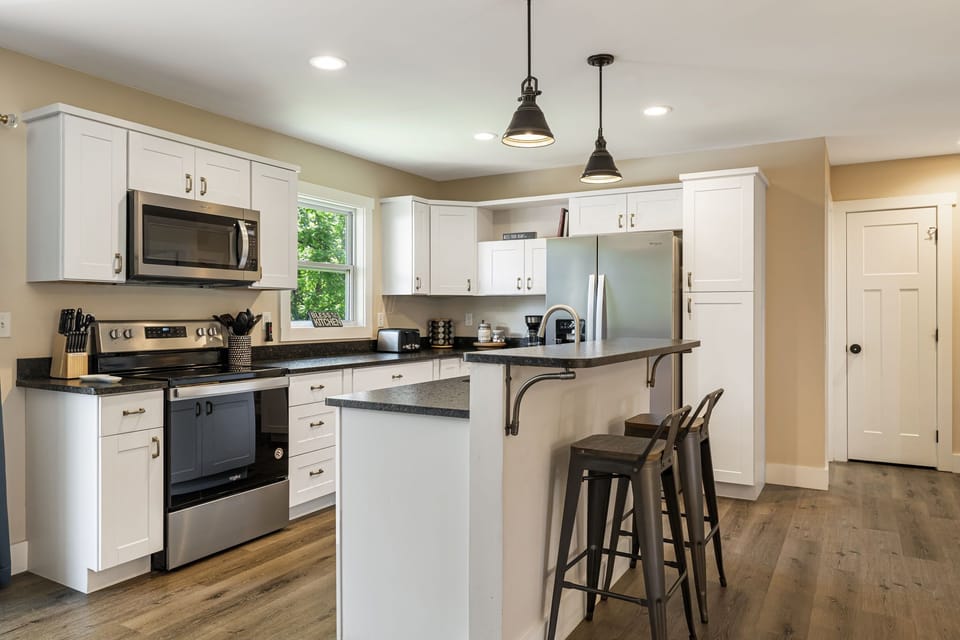 Fully Equipped Kitchen w/ Breakfast Bar Seating and Stainless Steel Appliances
