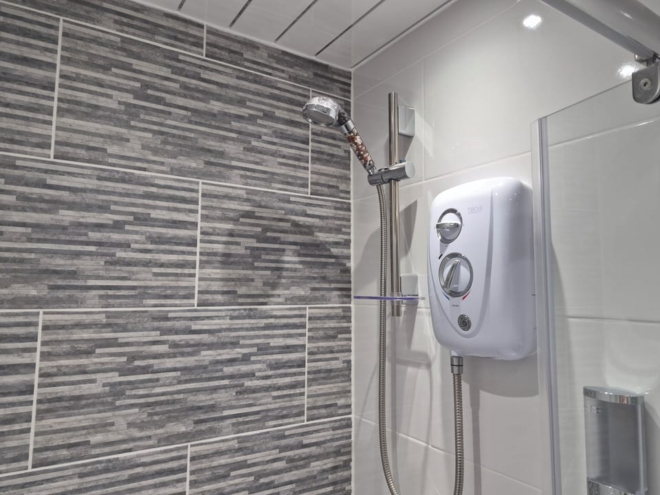 Basic Double Room | Bathroom | Shower, hair dryer, towels, soap