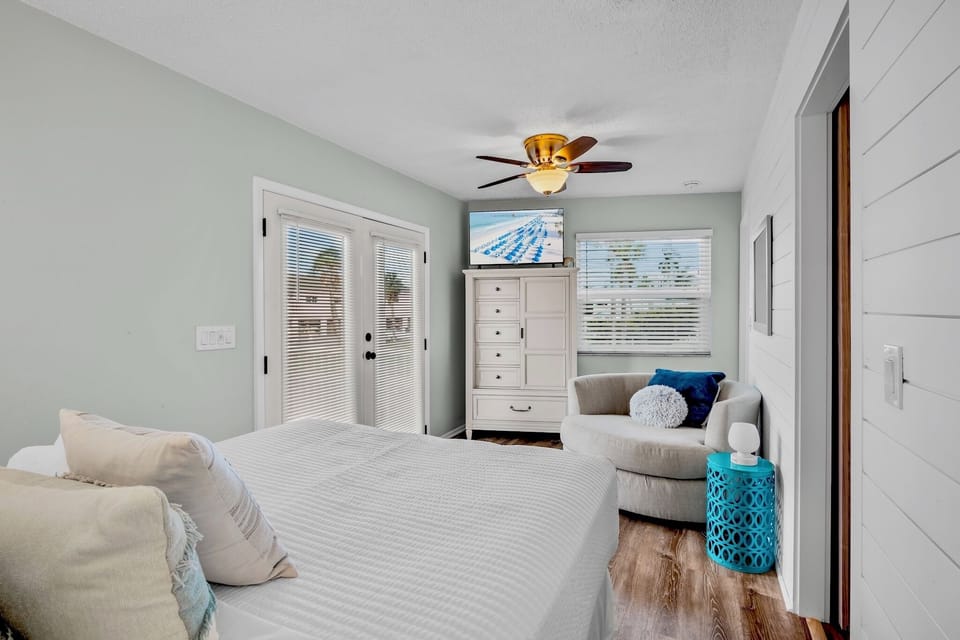 Fourth Bedroom, Queen bed