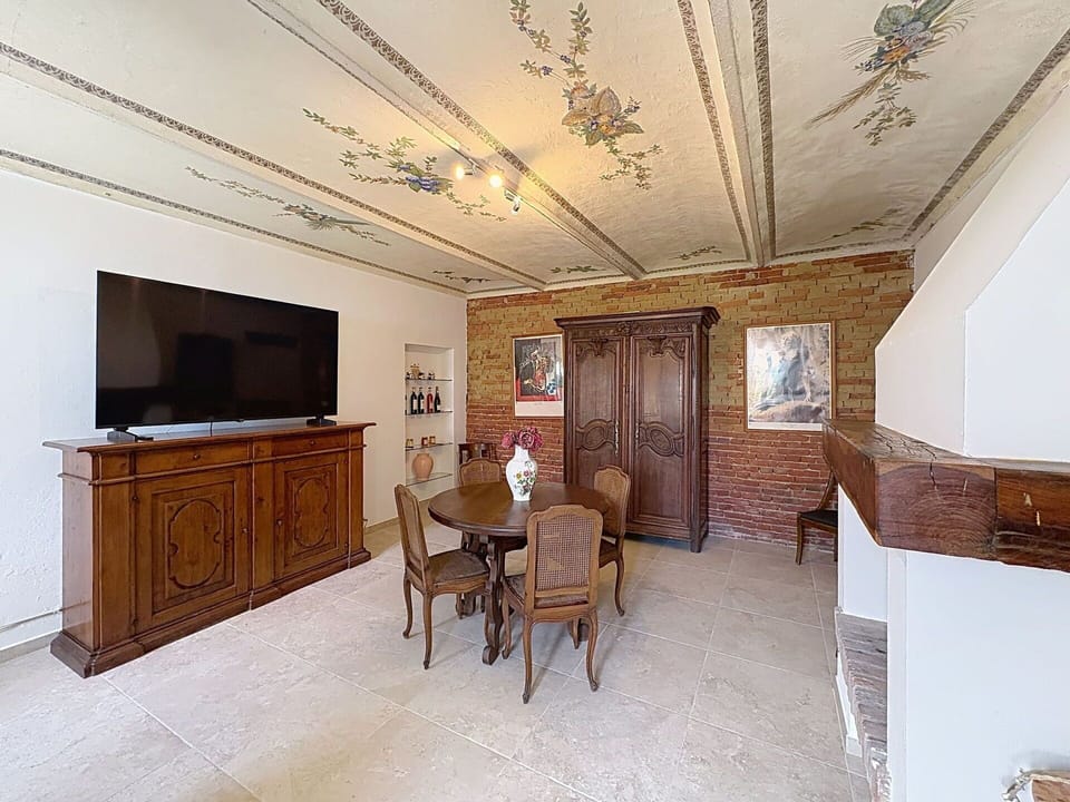 Wall, Flooring, Interior Design, Ceiling, Wood, Floor, Furniture, Room, Lighting, Brown