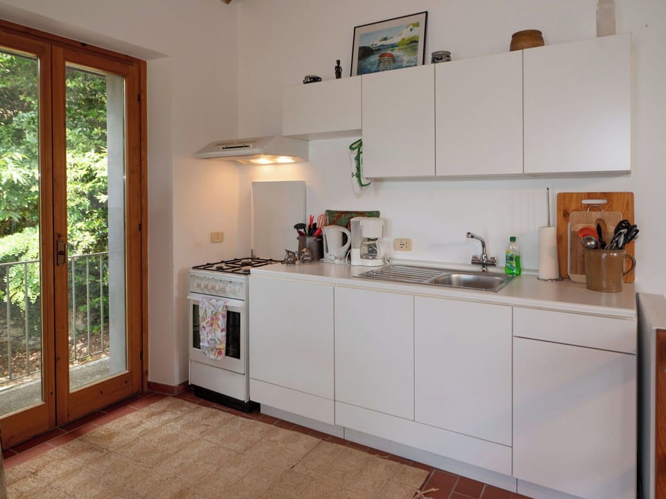 Kitchen Appliance, Kitchen, Countertop, Major Appliance, Interior Design, Flooring, Cabinetry, Home Appliance, Furniture, Wood