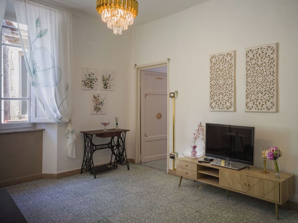 Furniture, Interior Design, Flooring, Wall, Floor, Wood, Room, Ceiling, Lighting, Wood Flooring
