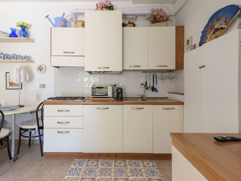 Kitchen Appliance, Kitchen, Major Appliance, Furniture, Countertop, Cabinetry, Flooring, Wood, Interior Design, Floor