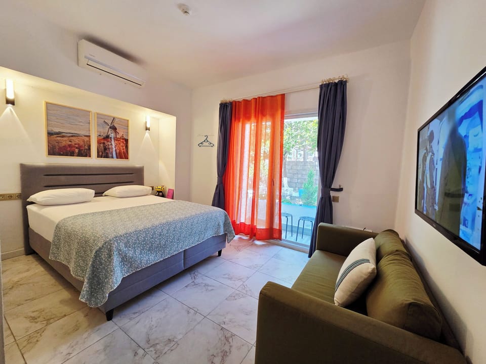 Triple Room, Non Smoking, Balcony | Premium bedding, WiFi (free), bed sheets