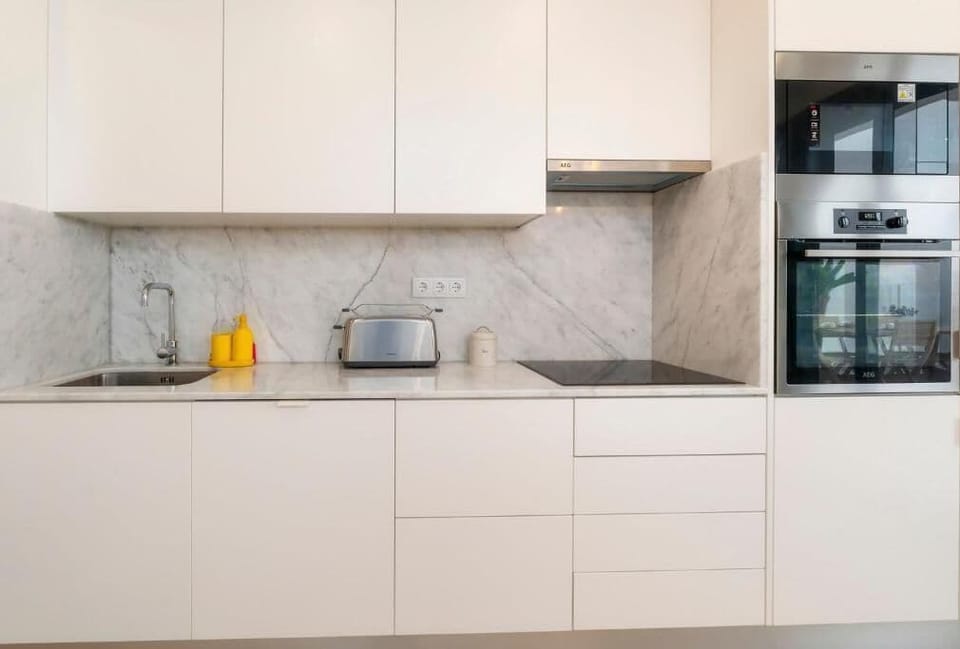Luxury House, 4 Bedrooms, Patio | Private kitchen | Fridge, microwave, oven, stovetop