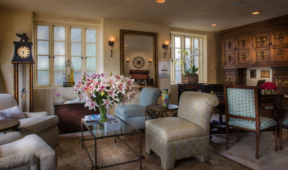 Lobby lounge