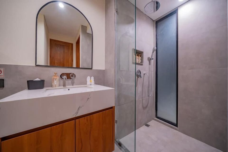 Comfort Villa | Bathroom | Shower, free toiletries, hair dryer, towels