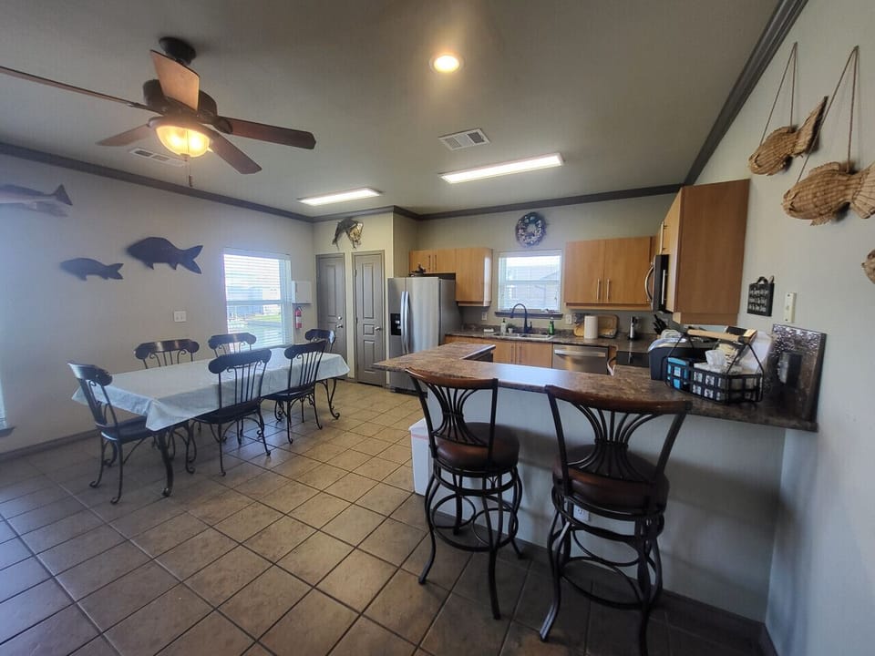 POC House - kitchen & bar