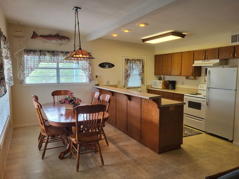 Kitchen & Dining
